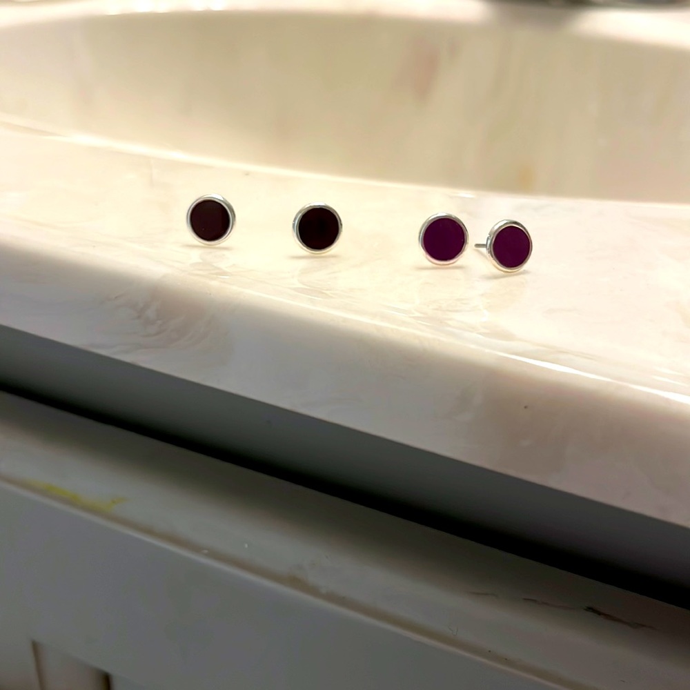 To set earrings